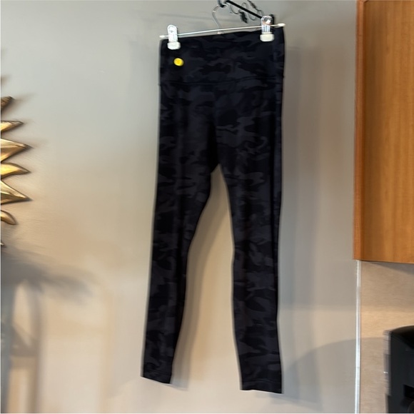 2 pair of lululemon leggings both size 8 - Picture 13 of 14